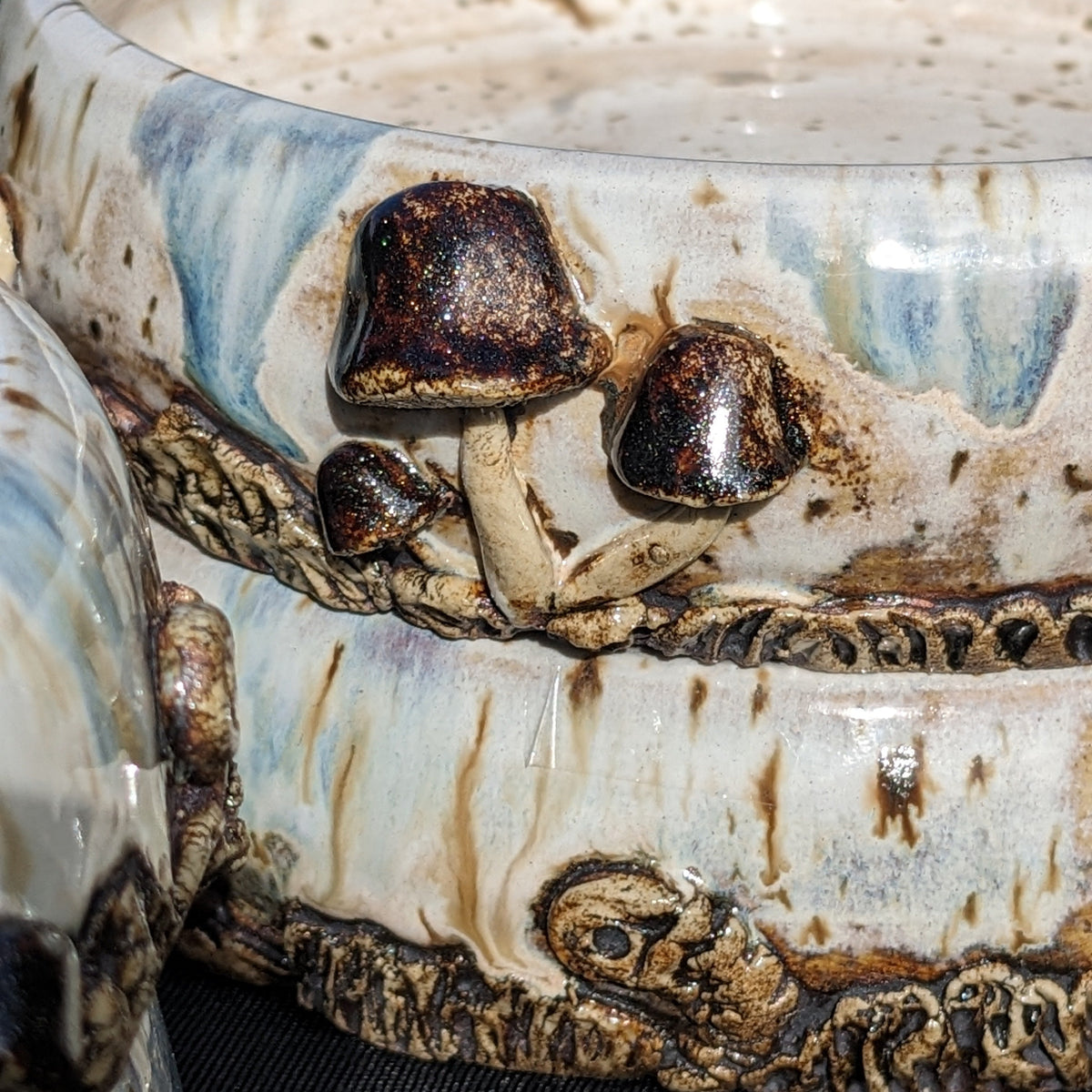 Forest Floor Bowl – håndlaget liten keramisk skål med sopper