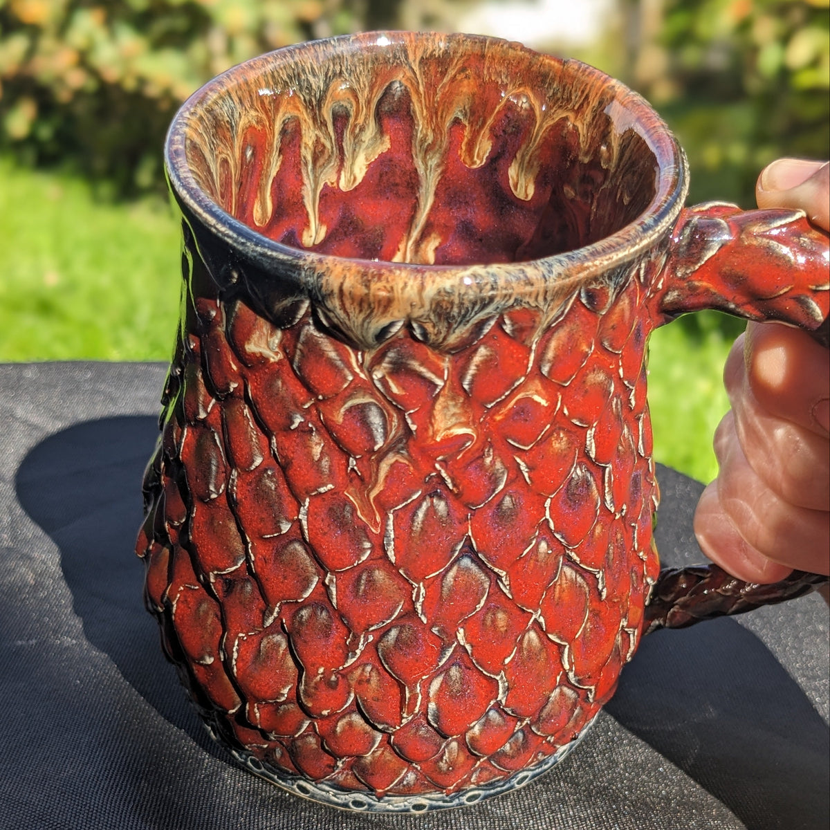 Fire Dragon – håndlaget keramisk krus med drageskjell