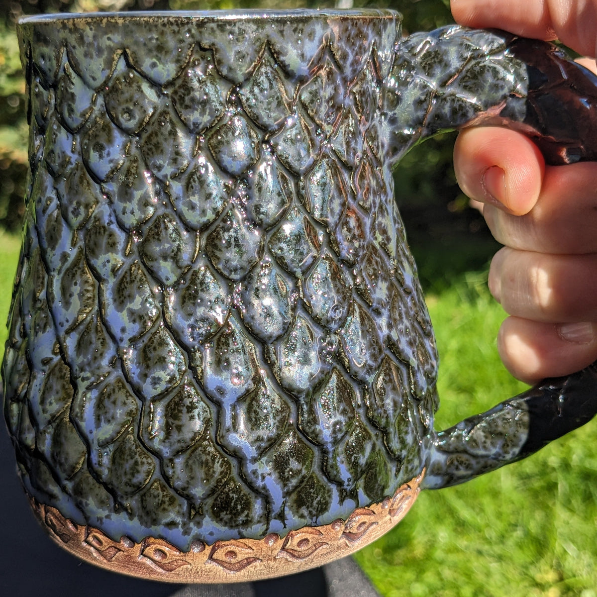 Void Dragon – håndlaget keramisk krus med drageskjell