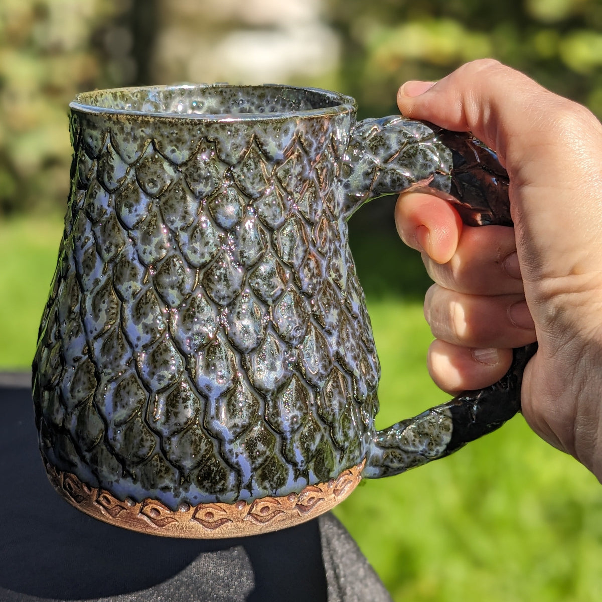 Void Dragon – håndlaget keramisk krus med drageskjell