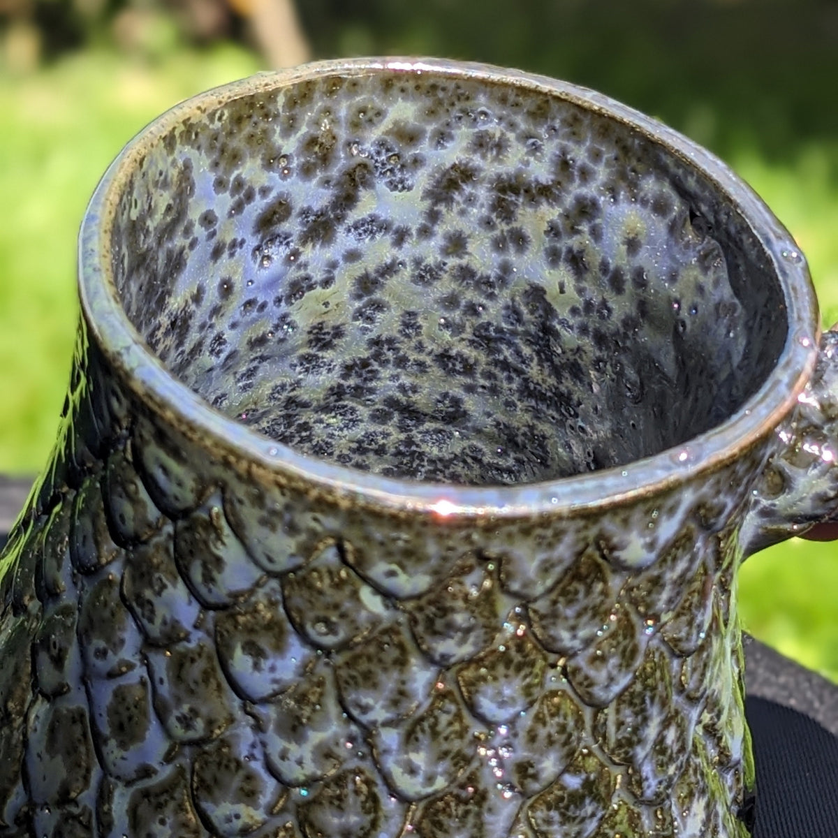 Void Dragon – håndlaget keramisk krus med drageskjell