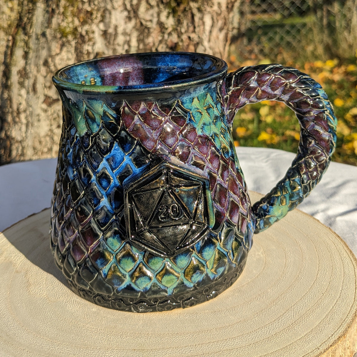 Galaxy Dragon – håndlaget keramisk krus med drageskjell og D20
