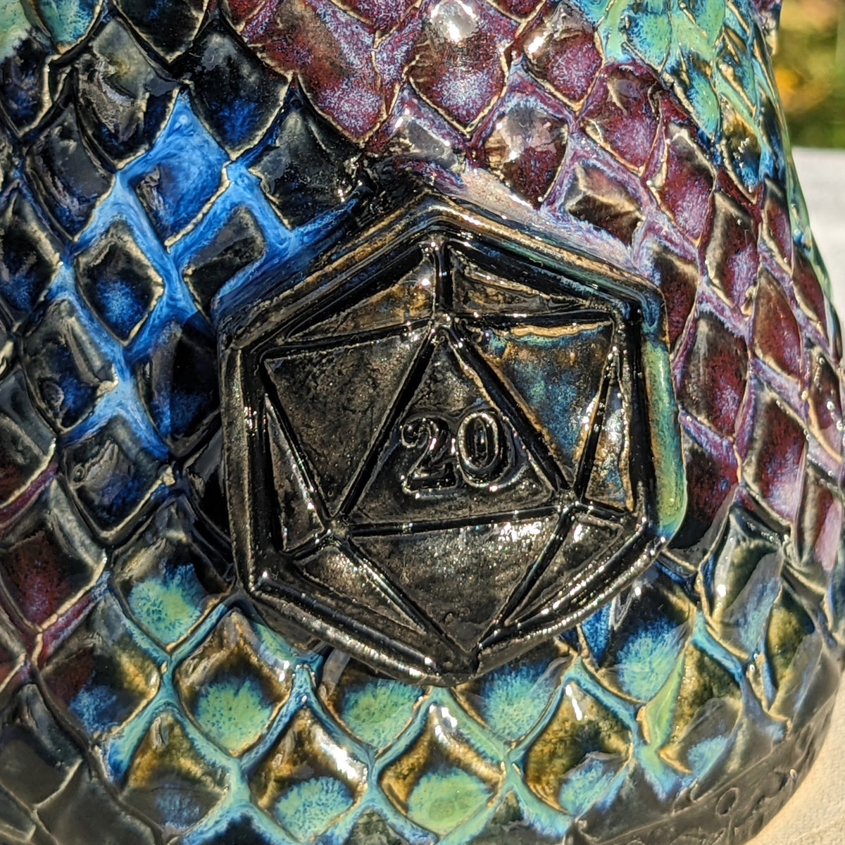 Galaxy Dragon – håndlaget keramisk krus med drageskjell og D20