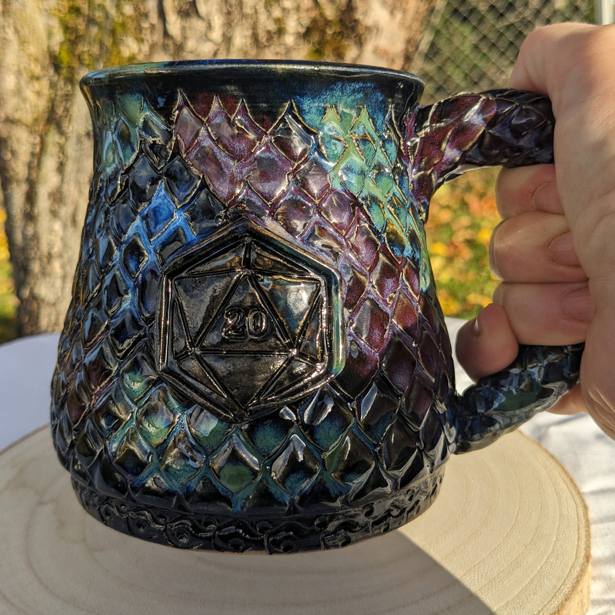 Galaxy Dragon – håndlaget keramisk krus med drageskjell og D20