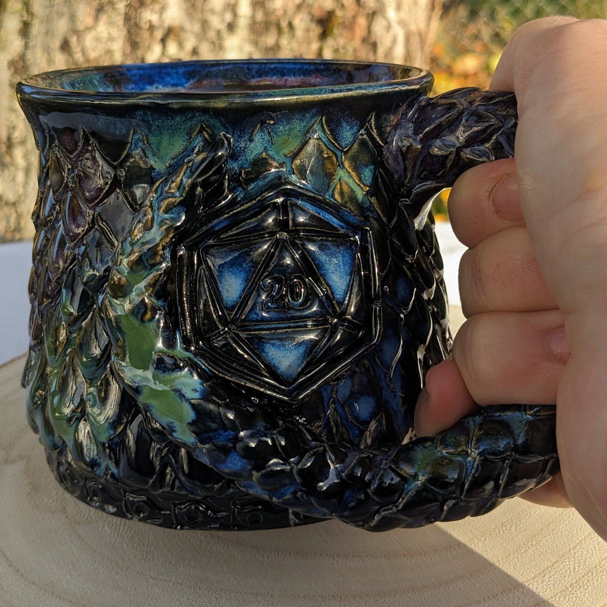 Galaxy Dragon – håndlaget keramisk krus med drageskjell og D20