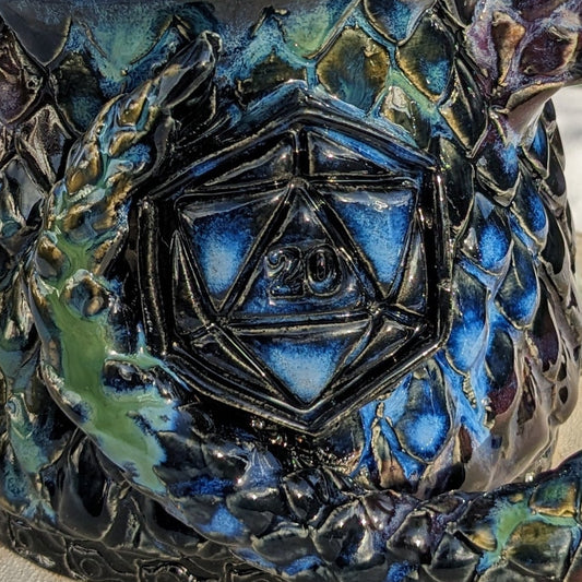 Galaxy Dragon – håndlaget keramisk krus med drageskjell og D20