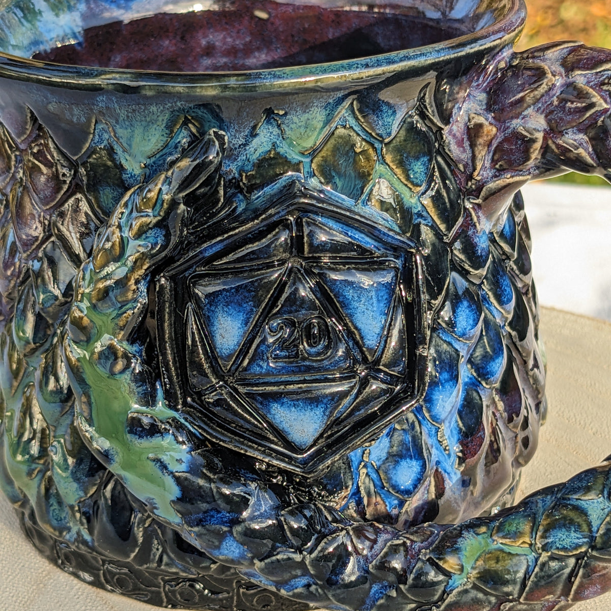 Galaxy Dragon – håndlaget keramisk krus med drageskjell og D20