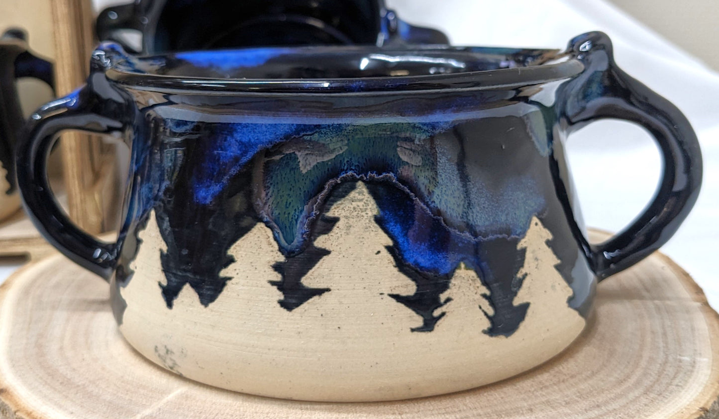 Nordlys Skål – Håndlaget Keramikk med Furutrær