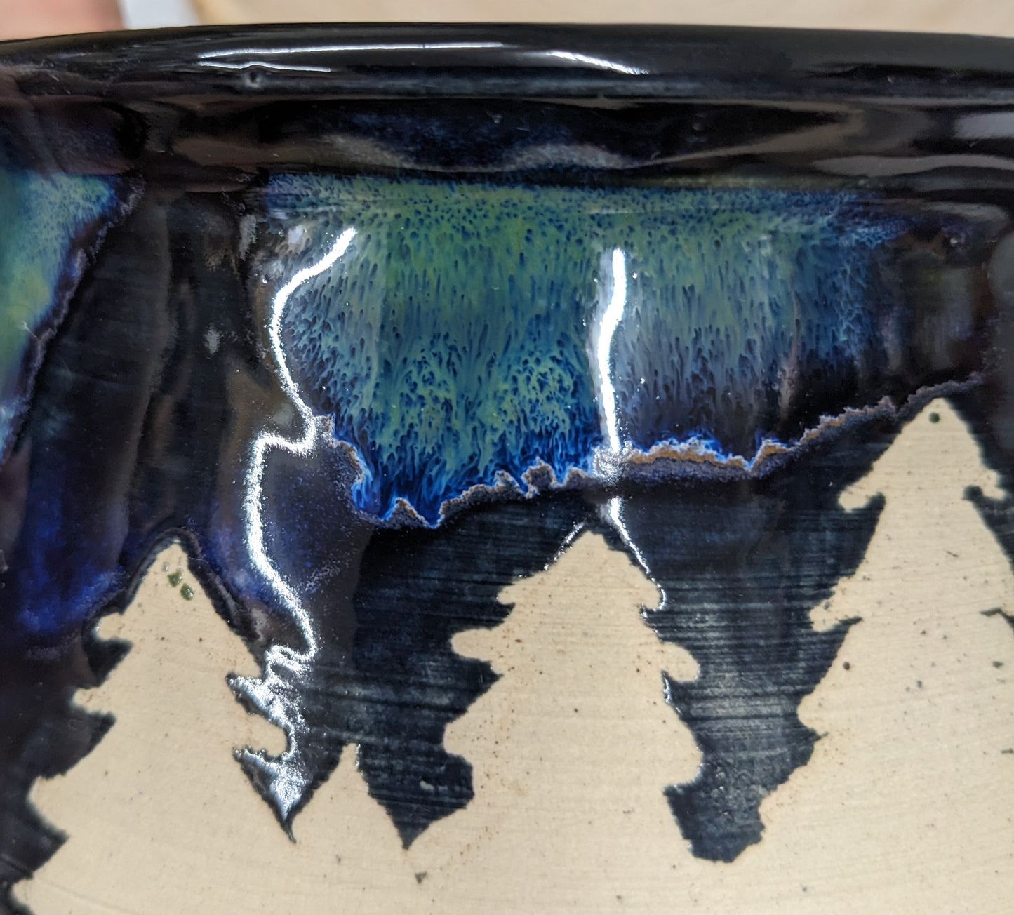 Nordlys Skål – Håndlaget Keramikk med Furutrær