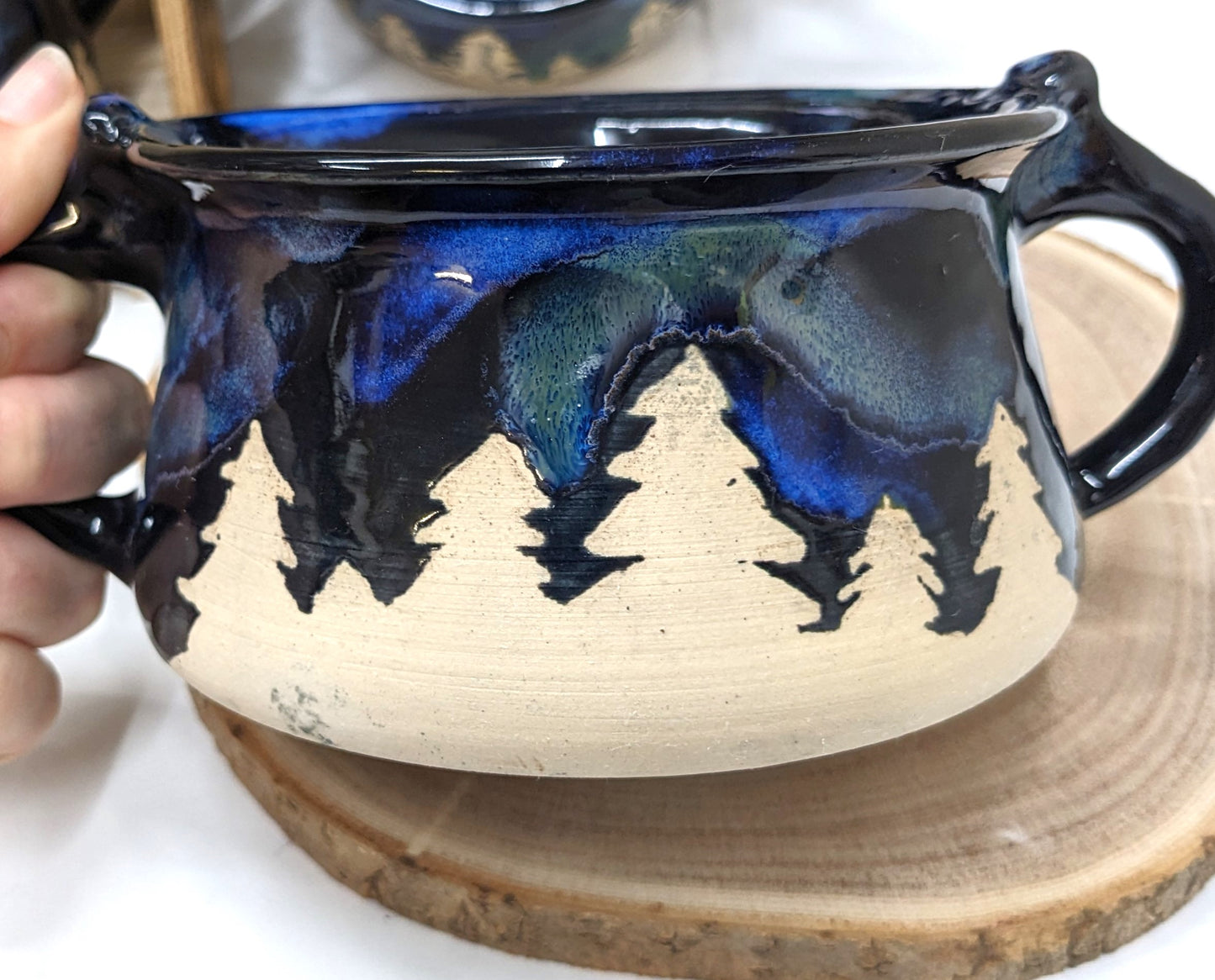 Nordlys Skål – Håndlaget Keramikk med Furutrær