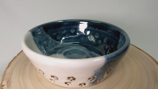 Keramisk skål i blått og hvitt med potetrykk